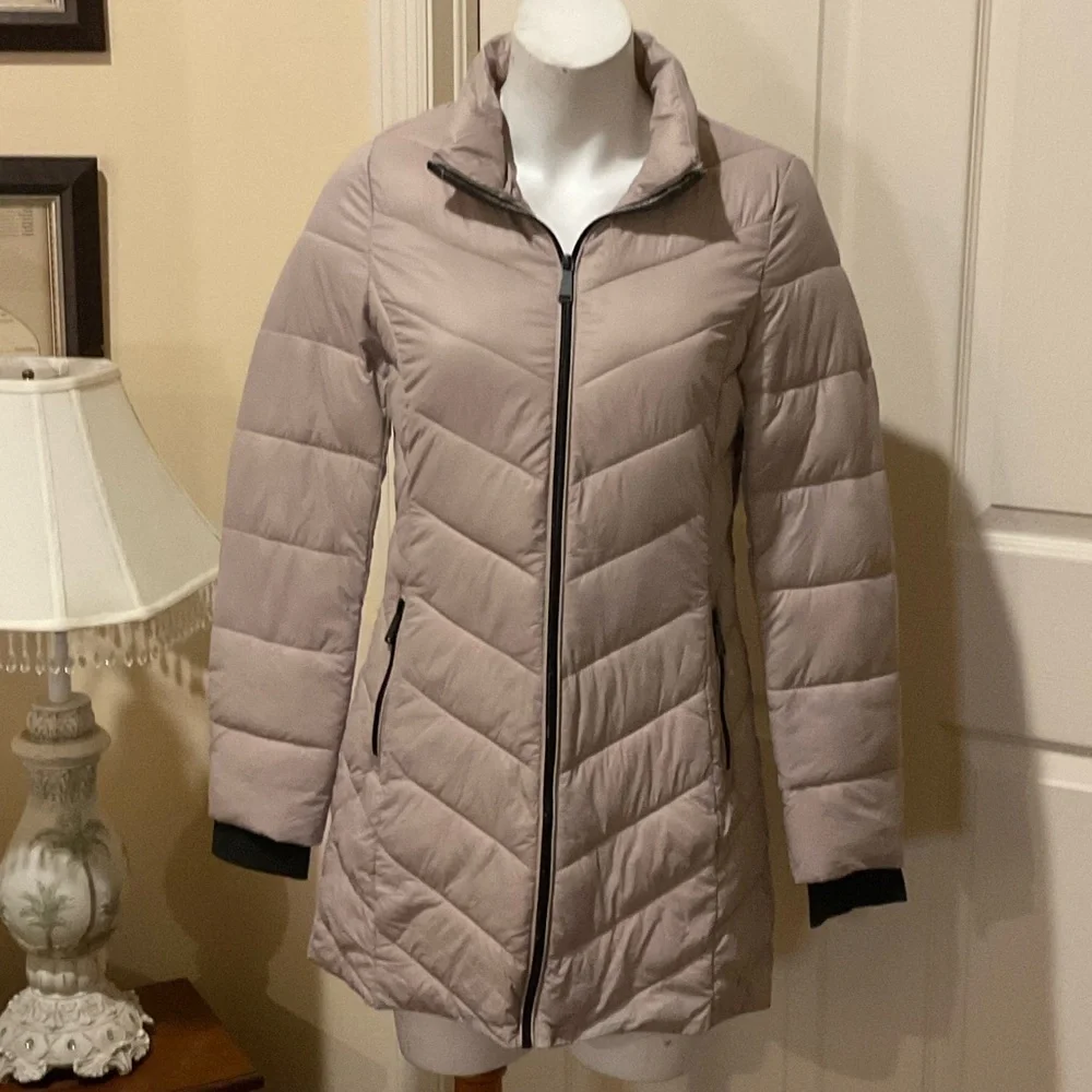 Love Tree Women's Light Tan Puffer Jacket. Medium. Ultra Light.